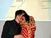TAKK: Asria Mohamed er født og oppvokst i flyktningeleir i Vest-Sahara. På den internasjonale sosialarbeiderdagen delte hun sin historie med sosialarbeidere i Norge. Av konferansier Kyle Tsigakis fikk hun en god klem og en engel lagd av knust glass, et symbol på at det som har gått i stykker kan bli til noe fint.
