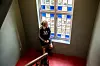 Hege Storhamar ser ned på bakgården som de tenker at også kvinnene i leilighetene skal kunne ta i bruk etter hvert. Da vil de dele hagerommet med mange andre bygårder.