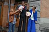 STUNT PÅ VALGDAGEN: Erlend Nyheim og Tea Skogsrud gjør seg klar til å vandre ned Karl Johan som Jonas og Erna. Pressetalsmann Johan Lothe hjelper til.