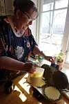 Helen Johansen ville lage et hjemmekoselig sted for samvær. Hun har vaffelrøre stående i kjøleskapet.