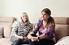 Åse Lise Larsen (t.v.) og Heidi Hansen er «brobyggere». De har erfart at foreldre og fosterforeldre kan være støttespillere for barnets beste.