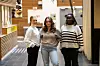 Vårin Frøvoll (t.v.), Tordis Stokka og Cecilia Pomah Frimpong bruker mye tid på skolen for å forberede seg til eksamen.