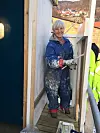 FYLKESLEDER PÅ DUGNAD: Grethe Kvist, fylkesleder for FO i Hordaland, har jobbet dugnad for å sette i stand fiskebåten Kårstein til seilasen mot Gaza-stripen.