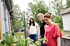 I Sarpsborg kommune har de i flere år jobbet med å utnytte kompetansen til vernepleierne på en bedre måte. Den faglige satsingen, merker de ansatte ved Baterød Bosenter godt. Annicken Karlsøen Westlund (32) står i rødt, Beate Wormli bak og Merethe Signebøen i hvitt.