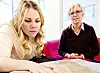 MED VERDEN FOR SINE FØTTER: Student Ingse-Katrine Gravdal og og initiativtaker Elisabeth Hellzèn (t.h.) vil sende framtidas sosialarbeidere ut i verden.