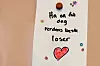 Denne hilsenen henger på veggen på kontoret til de to sosialfaglig ansatte losene på skolen.