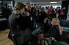 FO-leder Mimmi Kvisvik (t.h.) og Fagforundet-leder Mette Nord slår av en prat før kravene blir overlevert til KS.