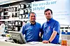 Fernando Heredia og Markus jobber tett sammen for å legge en plan for de ansatte som trenger litt ekstra tilrettelegging.