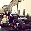 AKSJONISTER: Vennegjengen leverte 3. oktober 1,2 tonn klær, pledd og soveposer hos kleslageret drevet av Røde Kors i Dresden. Med klokka:
Osckar Birk, Per Stranger, Bina Chandarana, Besa Emini, Linn Belsby.
Iris Haugland Vilster