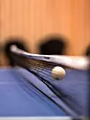 Sosionom Charlotte Flygansvær tror også at bordtennisen smitter positivt over på både miljøterapeutene og ungdommene.