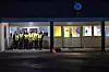 Det er fortsatt en stund til elevene kommer idet de seks gule vestene inntar skolegården, men for dem er det viktig å være på plass i rett tid. Etter at de har skrudd på musikken og stilt seg opp for fotografen, spres de i alle retninger. Fra venstre Maren Soma Hjelle, Aslaug Netaland, Mona Friestad, Bente Hlie, Solveig Skår og Ingrid Oftedal.