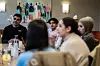 Etter at skoledagen er over, samles den nyetablerte arbeidsgruppa. To av dem som er med er en far med kurdisk bakgrunn som har en tyrkisk sønn på skolen og Mustafah som er tidligere elev ved skolen.