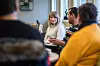 Blant dem som er invitert inn i arbeidsgruppa er Masoud Jamil som er tospråklig faglærer. Han snakker både arabisk og kurdisk. Her sitter han sammen med Aslaug Netaland.