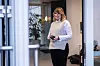 Aslaug Netaland stå klar i døra for å ønske deltakerne i arbeidsgruppa velkommen når de kommer.