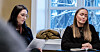Høgskolelektor Liv Heidi Koppang leser høyt for studentene. Marthe Østerhaug liker å lytte med lukkede øyne.