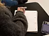 På slutten av samlingen skriver studentene brev til en av karakterene i novellen.