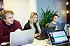 I høst fikk fem studenter en innføring i appen Omhu. De var en del av prosjektet «UngJobb», som er en del av HELT MED, en modell for å få flere med utviklingshemming ut i ordinært arbeid. Fra venstre sitter Jørgen Walker Dommerby (24), Camilla Kobbeltvedt (22) og Vilde Rossland Jørgensen (21).