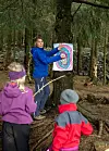 Blinken på treet har en av jentene tegnet. Nå gjelder det å treffe!