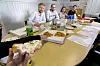 PANEL: Fem ungdommer møtes for å diskutere sin egen hverdag. Her får de sjansen til å både lufte frustrasjon, og komme med innspill. Avdelingsdirektør Kjetil Ostling, ungdomspanelets sekretær Solveig Holmedal Ottesen og panelets barne- og ungdomskontakt, Ann Kristin Bjørnestøl hører på. I midten en miljøarbeider som bidro på møtet.