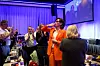 Marianne Solberg tar mot salens hyllest.