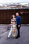Natalia, Oleksandr og Artem Romanenko på gårdsplassen utenfor boligen i Hokksund.