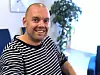 Familieterapeut Ørjan Jacobsen sier han ler godt av serien.