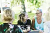 STØTTER: Barnevernspedagog Julie Henriksen er alltid med når Marthe (17) møter teamet fra psyksik helsevern i Drammen. - Det er veldig godt å ha med Julie, sier 17-åringen.