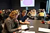 Ove Solsvik og Wanja Sæther tar en titt i Yrkesetisk grunnlagsdokument for å finne ut hva de skal gjøre i et gitt dilemma.