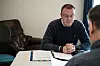 Alle som jobber i Bodø overgangsbolig har en primær innsatt som de har ansvaret for og som de følger opp. Her sitter Are Ytterstad i samtale med en av den innsatte som han følger opp.