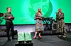 Ole Henrik Kråkenes, Hanne Glemmestad og Marit Isaksen fra FO-ledelsen lanserte den nye boka på scenen på landsmøtet.