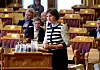GLASSJENTA: Kjersti Toppe stilte spørsmål til barne- og likestillingsminister Solveig Horne i Stortinget onsdag.