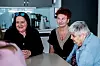 Vernepleier Elin Kristiansen (t.v) er kollega med russiske Tatiana Rybalko. Gunda Elisabeth Johansen sitter sammen med dem.