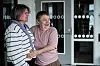 Leder Elisabeth Jensen sammen med beboer i omsorgsboligen.