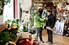 DISKUSJON: Hvilke blomster skal vi ha? Anna Ekroll og Reidun Mjølhus i blomsterbutikken.