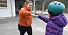 Miljøterapeut Elin Valle Mørk og Katrine (10) slår ofte knoke. Nå kan de juble begge to for at Skien kommune beholder miljøterapeutene.