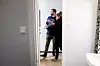 På Elevator er det 30 plasser. Hver beboer har sitt eget rom som de selv må holde orden på. Her står Paul-Arne Thelin, sosialfaglig leder ved Elevator, sammen med vernepleier og miljøterapeut Silje Strømland.