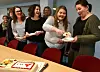 SEIER: - Vi lykkes når vi samarbeider med de som har skoa på, sier Kathrine Haugland Martinsen, som her får kake av Vilde Adolfsen i Landsforeningen for barnevernsbarn.