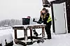 Kjelstad gjør mye av det praktiske arbeidet i hundegården, men hun ser at ungdommen tar mer og mer ansvar for hver gang de er der sammen.
