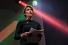 Førstekandidat og stortingsrepresentant Kari Elisabeth Kaski (SV) talte til spente SV-medlemmer og et fulltallig pressekorps under partiets valgvake.