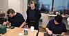 LO-leder Hans-Christian Gabrielsen og Hege Espe fra Fellesforbundet fikk prøve å lage skilt. Ola Riise følger med.