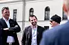 Tom Tvedt i Norsk forbund for utviklingshemmede sammen med Adam Berge (til høyre) da Berge besøkte kongen. I midten Ap-politiker Torbjørn Vereide.