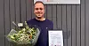 Det viktigste ved å være tillitsvalgt, er å være tilgjengelig, mener Kenneth Pedersen. Her har han nettopp fått blomster, kake og diplom av FO Agder som kom på besøk der Pedersen jobber.