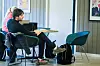 Denne mandagen har Adam Tenvik Bergsli og Stine Brekke Eriksen (bak) tatt med seg en elev fra barneskolen der de jobber og ned til ressurs- og kompetansesenteret for å gi han ekstra oppfølging i andre omgivelser.
