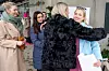 STØTTE: F.v. Cathrine Bjerkøe, Hadia Tajik og justisminister Emilie Enger Mehl (Sp) møter Line Kolstad Rødseth i aksjon for rettssikkerhet, trygghet og retten til å leve, utenfor Grønland politistasjon.