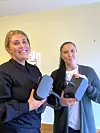 Vernepleierne Line Opdal og Emelie Aspdahl synes det fungerer bra å kjøre opplæring gjennom VR-briller.