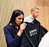 Saida Begum (H) og Tommy Skjervold (Frp) prøver ut nye t-skjorter fra RøverRadioen.