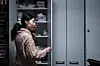 Vernepleier Yutong Tan viser frem medisinskapet de har i bofellesskapet. Medisinering kan være en form for tvang.
