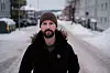Eirik Arnesen opplever at det er blitt mer fokus på tvang etter at han begynte å jobbe som vernepleier - og det synes han er bra.