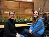 Marianne Buen Sommerfeldt  (t.h.)og Carolina Ohls håper flere av studentene søker seg til skolen.