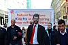 Pengene vippses inn til Rødt-leder Bjørnar Moxnes, her i årets 1. mai-tog.